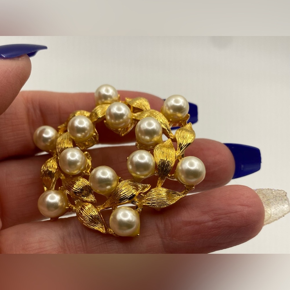 Napier Gold Tone Faux Pearl Leaf Brooch - Picture 7 of 9